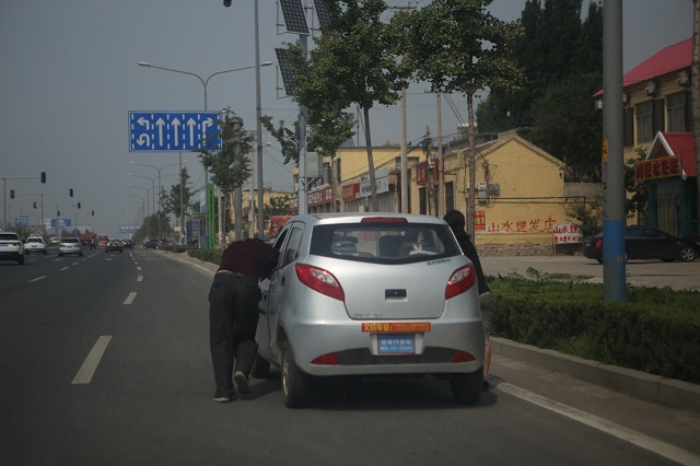 汽車電瓶沒(méi)電之推車啟動(dòng)